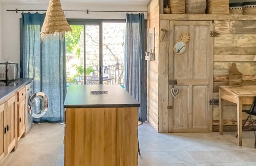 Castelnau-Valence Apartment | Beautiful, air-conditioned vacation apartment with shared pool.