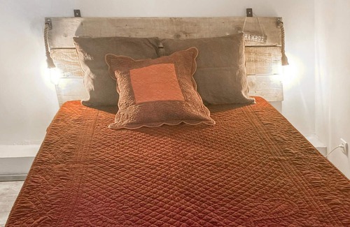 Castelnau-Valence Apartment | Beautiful, air-conditioned vacation apartment with shared pool.