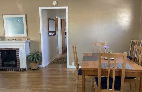 Alki Cottage | BEAUTIFUL ALKI BEACH COTTAGE 1/2 BLOCK TO BEACH 2 BR + 2 BATH