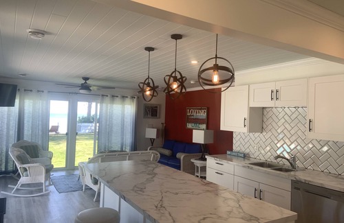 Sherkston House | Beautiful All Season Lake Home w pool and hot tub
