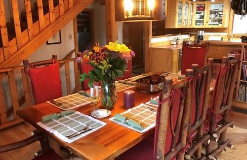 Ibex Valley House | Beautiful and Comfortable Log Home with Mountain Views