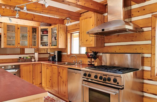 Ibex Valley House | Beautiful and Comfortable Log Home with Mountain Views