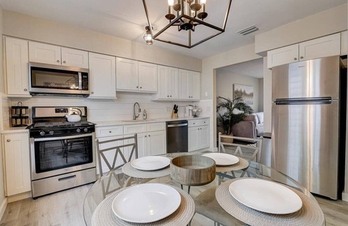 Largo House | Beautiful and Comfortable 2 Bedroom Home 10 minutes from Beach
