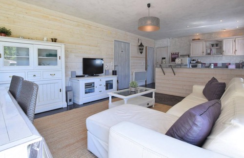 Beuzeville Apartment | Beautiful and cozy apartment invites you to discover the surroundings.