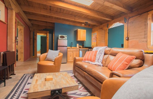 North Valley House | Beautiful and fun 3 bedroom house with a hot tub, arcade games and lots of room.