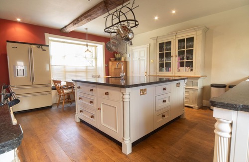 Grimston House | Beautiful and spacious farmhouse with pool