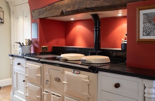 Grimston House | Beautiful and spacious farmhouse with pool
