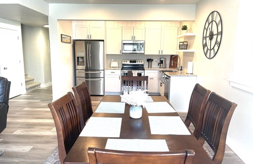South Jordan House | Beautiful and spacious Mather in Law apartment- Basement