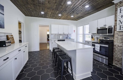 Winchester House | Beautiful And Spacious Fully Renovated Farmhouse