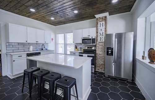 Winchester House | Beautiful And Spacious Fully Renovated Farmhouse