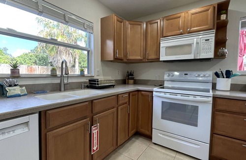 Bradenton House | BEAUTIFUL AND SPACIOUS BACKYARD-HEATED POOL-HOT TUB/BBQ/CORNHOLE/NEAR BEACH/MALL
