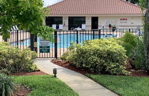 Naples Condo | Beautiful and Spacious Coach Home