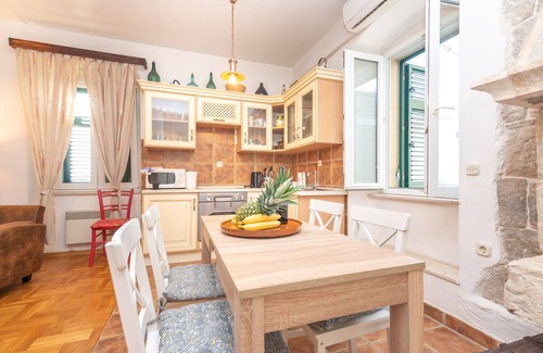Split Apartment | Beautiful antique apartment in center & seaview