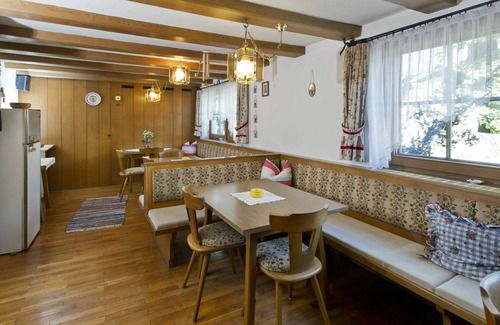 Finsing House | Beautiful apartment in villa for 8 guests with WIFI, TV, patio and pets allowed