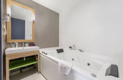 Chaumont-sur-Tharonne House | Beautiful apartment in villa for 6 guests with WIFI, pool, hot tub, TV, terrace and parking