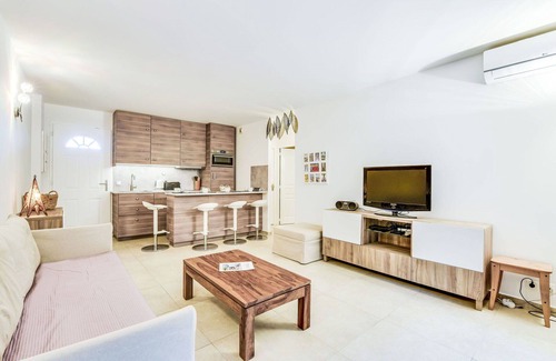 Cote d'Azur- French Riviera Apartment | Beautiful apartment for 4 guests with A/C, pool, WIFI, TV, patio, pets allowed and parking