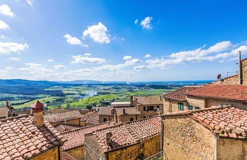 Casale Marittimo Apartment | Beautiful apartment for 6 people with WIFI, pool, TV, patio, pets allowed and parking