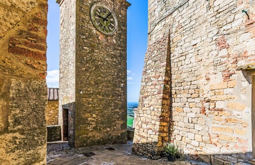 Casale Marittimo Apartment | Beautiful apartment for 6 people with WIFI, pool, TV, patio, pets allowed and parking