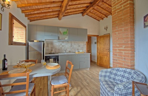 Monteroni d'Arbia Apartment | Beautiful apartment for 2 guests with WIFI, pool, panoramic view and parking, close to Siena