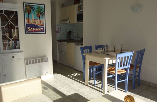Bandol Apartment | Beautiful apartment for 4 people with WIFI, A/C, pool, TV and terrace