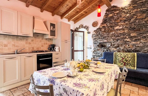 Valloria House | Beautiful apartment in villa for 8 people with WIFI, TV, patio and pets allowed