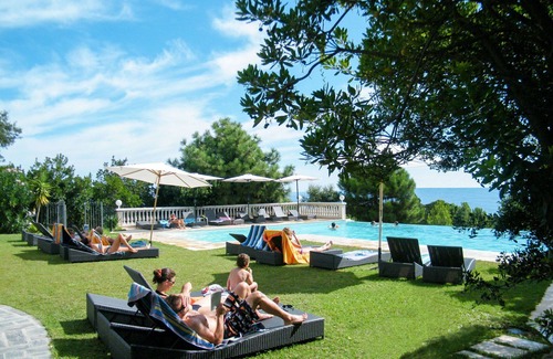 Favone House | Beautiful apartment in villa for 6 people with A/C, WIFI, pool, TV, patio and pets allowed