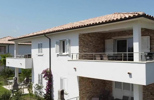 Ghisonaccia Apartment | Beautiful apartment for 6 people with A/C, WIFI, pool, TV, terrace, pets allowed and parking