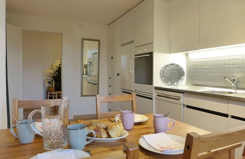 Unterseen Apartment | Beautiful apartment for 4 people with WIFI, TV, patio and parking
