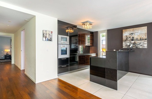 Montreux City Centre Apartment | Beautiful apartment for 4 people with WIFI, hot tub, pool, TV, balcony and panoramic view