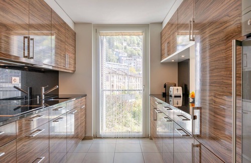 Montreux City Centre Apartment | Beautiful apartment for 6 people with WIFI, pool, TV, balcony and panoramic view
