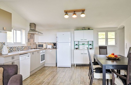 Cervione Apartment | Beautiful apartment for 6 guests with WIFI, A/C, TV, patio, pets allowed, panoramic view and par.
