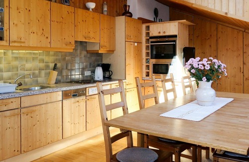 Prutz Apartment | Beautiful apartment for 8 guests with WIFI, TV and balcony