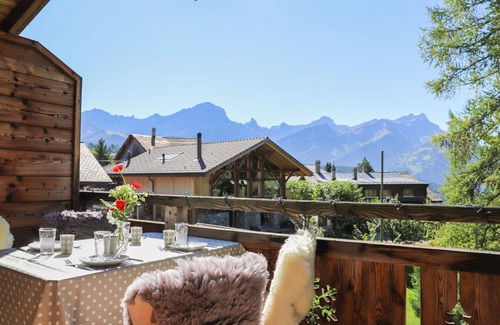 Chesieres Apartment | Beautiful apartment for 6 people with hot tub, WIFI and balcony