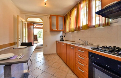 Sarsoni Apartment | Beautiful apartment for 8 guests with private pool, WIFI, TV, terrace and pets allowed