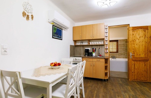 Fonyodliget Apartment | Beautiful apartment for 4 people with WIFI, A/C, TV, terrace and pets allowed