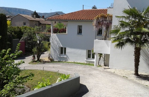 Millau Apartment | Beautiful apartment in a wooded garden by a swimming pool