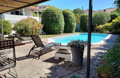 Millau Apartment | Beautiful apartment in a wooded garden by a swimming pool