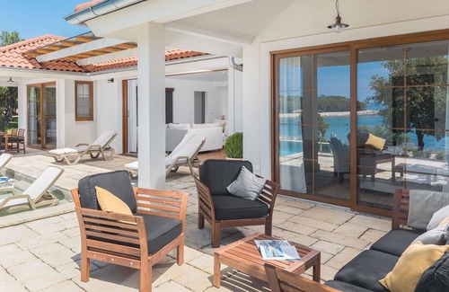 Bale House | Beautiful apartment in villa with WIFI, A/C, private pool, hot tub, TV, terrace and pets allowed