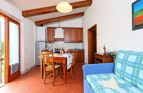 San Leolino Villa | Beautiful apartment in villa for 2 guests with A/C, pool, WIFI, TV, terrace and pets allowed