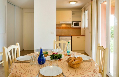 Homps House | Beautiful apartment in villa with WIFI, hot tub, pool, TV, terrace, pets allowed and parking