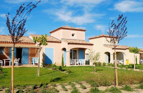 Homps House | Beautiful apartment in villa with WIFI, hot tub, pool, TV, terrace, pets allowed and parking