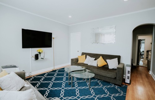 Queens House | Beautiful apartment seconds away from LGA airport