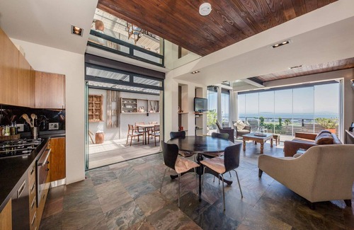 Sea Point Apartment | Beautiful Apartment w Deck and Stunning Views Rhine Stone