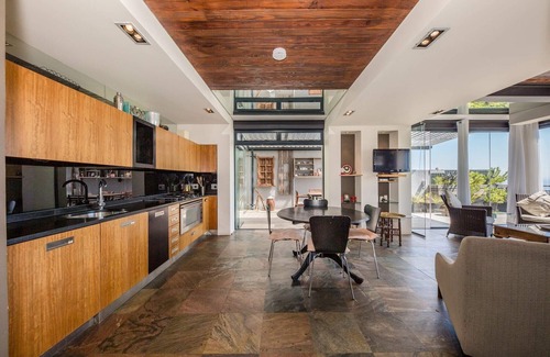 Sea Point Apartment | Beautiful Apartment w Deck and Stunning Views Rhine Stone