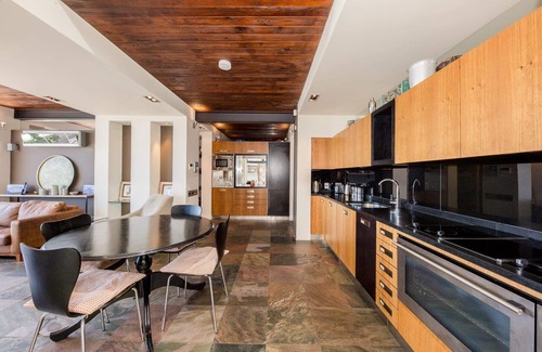 Sea Point Apartment | Beautiful Apartment w Deck and Stunning Views Rhine Stone