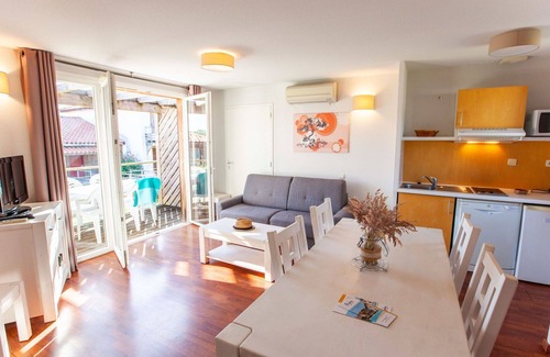 Cassen Apartment | Beautiful apartment with internet, pool, TV, terrace, pets allowed, panoramic view and parking