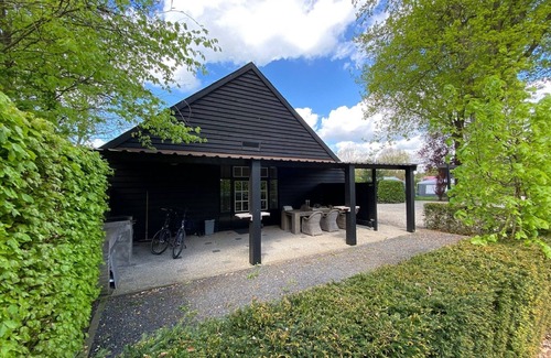 Elst Apartment | Beautiful apartment with covered terrace, in a holiday park near Rhenen