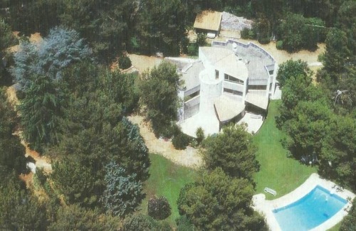Quartier des Espesses House | Beautiful architect-designed house set in wooded grounds around a large swimming pool