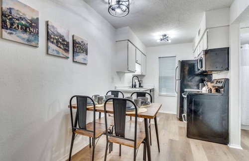 Hyde Park Apartment | Beautiful Austin Studio|Pet-Friendly |10mins to DT