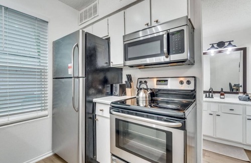 Hyde Park Apartment | Beautiful Austin Studio|Pet-Friendly |10mins to DT